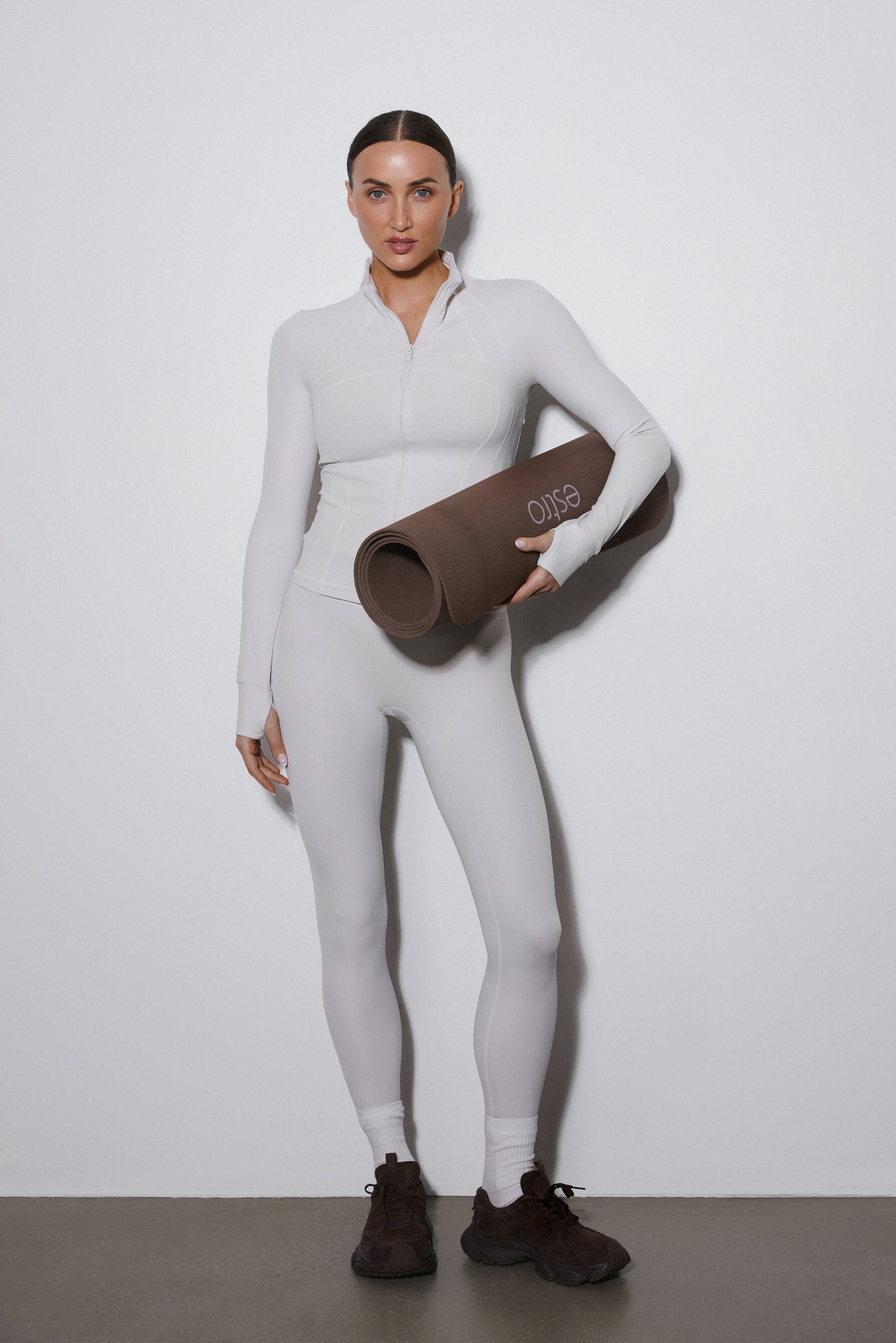 Mlecznobeżowy komplet dresowy: bluza ze stójką i spodnie slim fit Estro ER00119507.