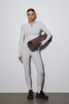 Mlecznobeżowy komplet dresowy: bluza ze stójką i spodnie slim fit Estro ER00119507.