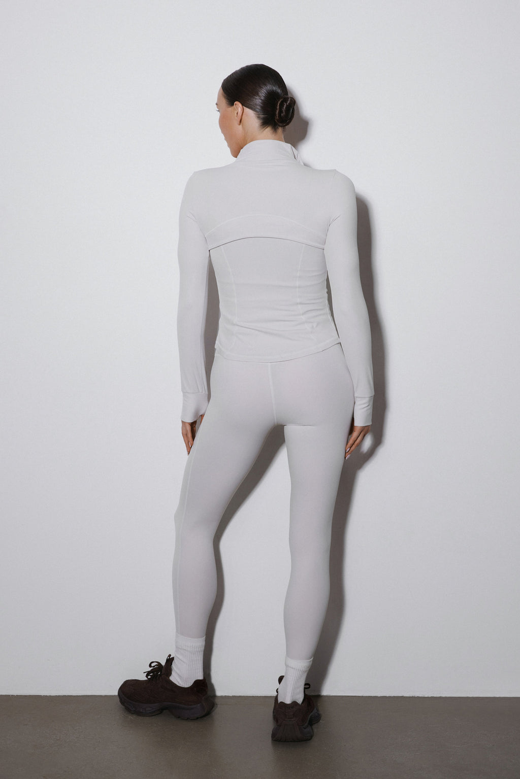 Mlecznobeżowy dresowy komplet Estro – dopasowane spodnie slim fit i bluza ze stójką.