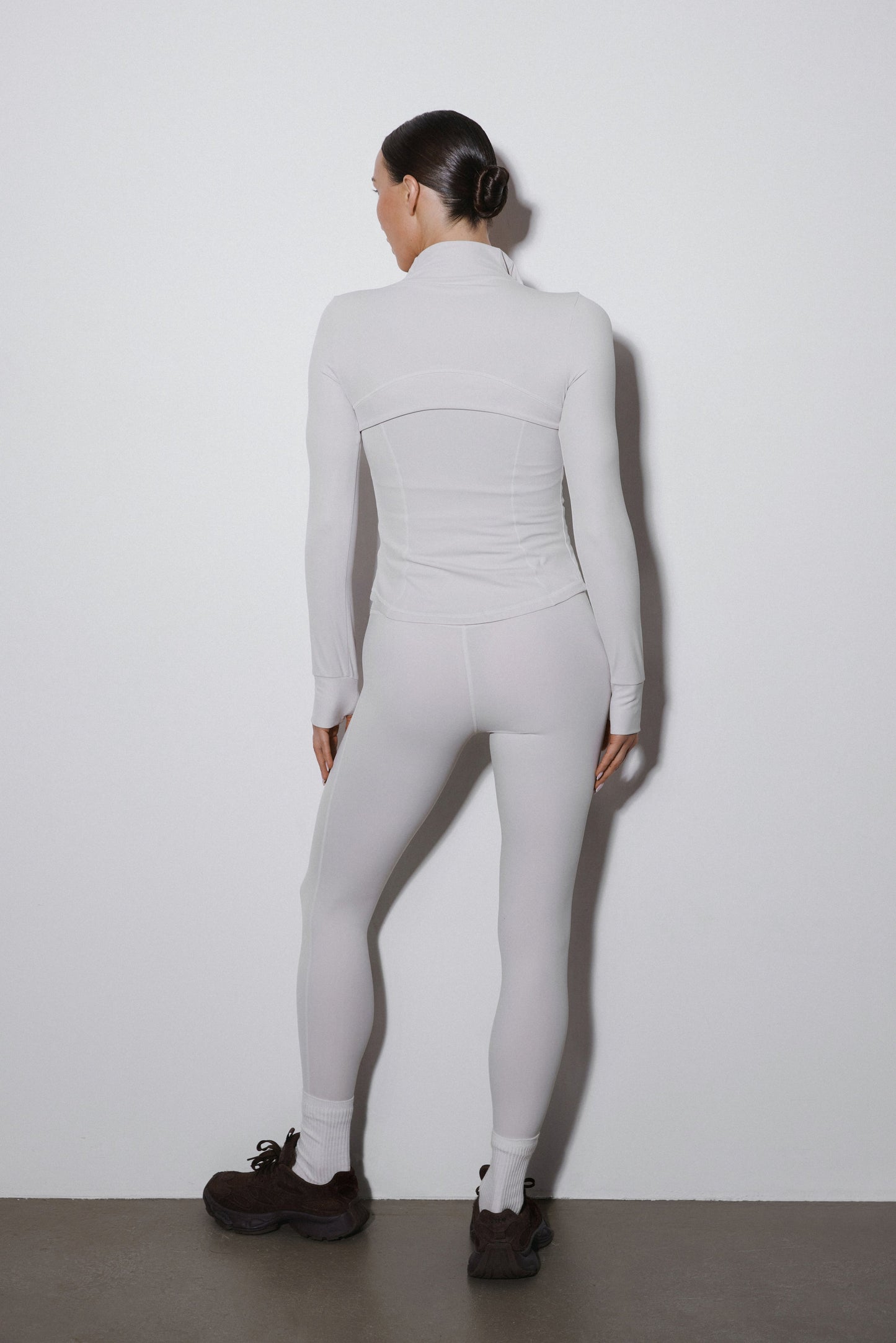 Mlecznobeżowy dresowy komplet Estro – dopasowane spodnie slim fit i bluza ze stójką.