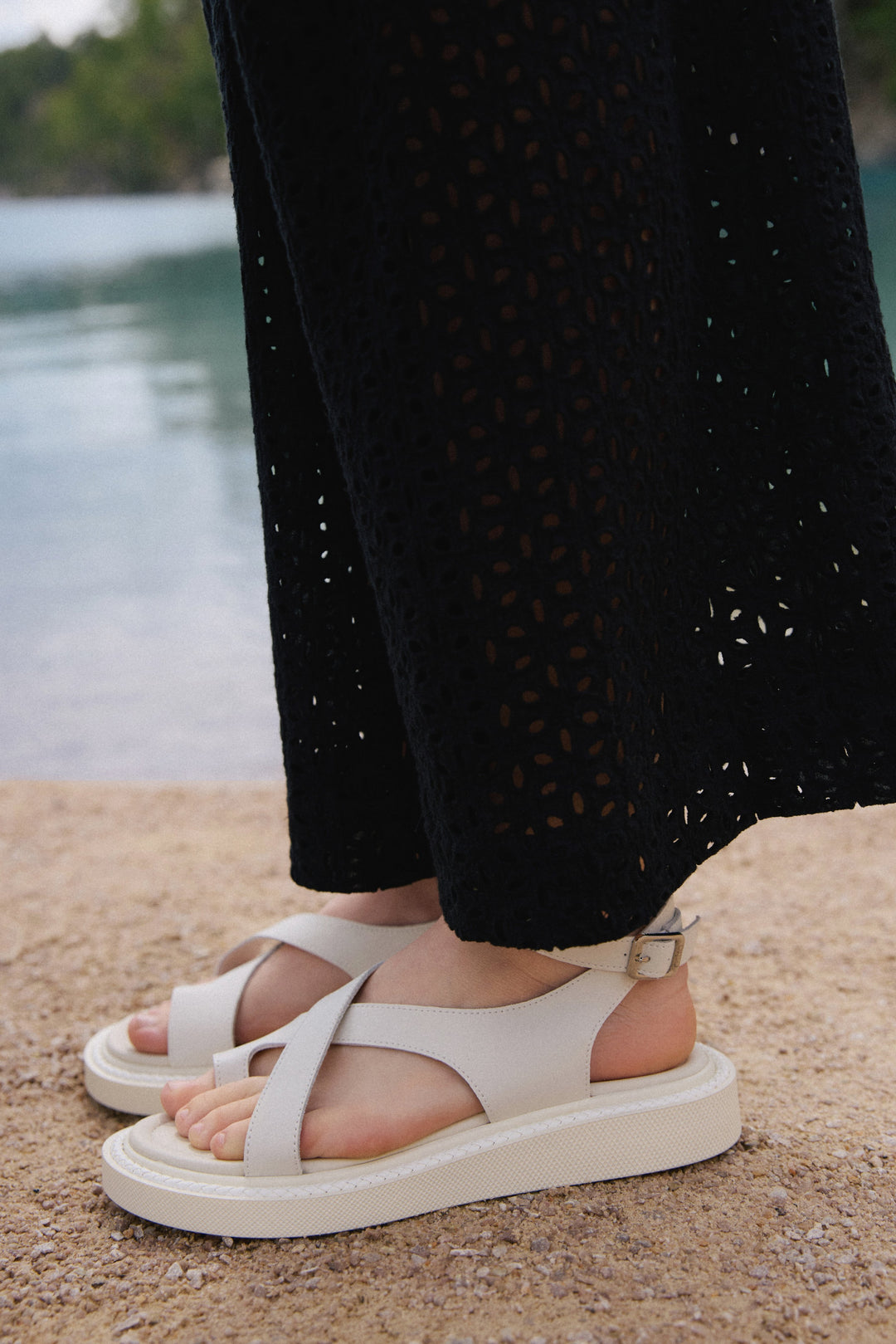 Mlecznobiałe casualowe sandały damskie na grubej podeszwie ze skóry naturalnej Estro ER00114749.