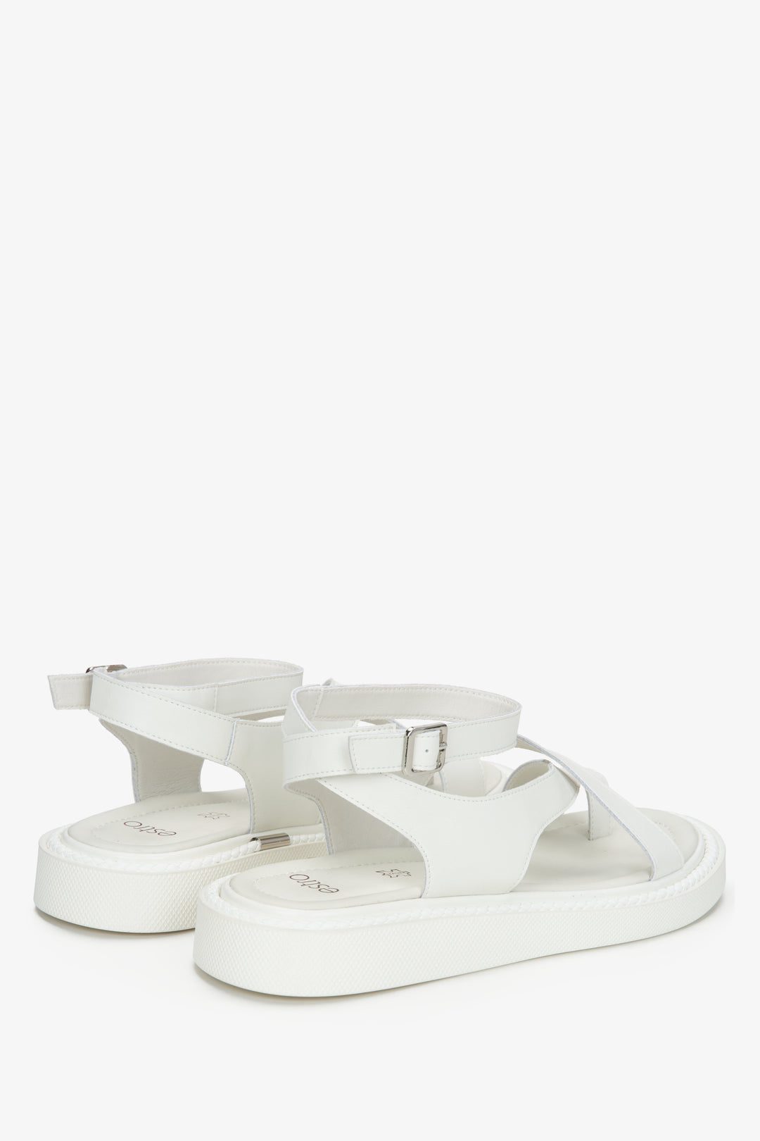 Ze skóry naturalnej, mlecznobiałe casualowe sandały damskie na grubej podeszwie Estro.