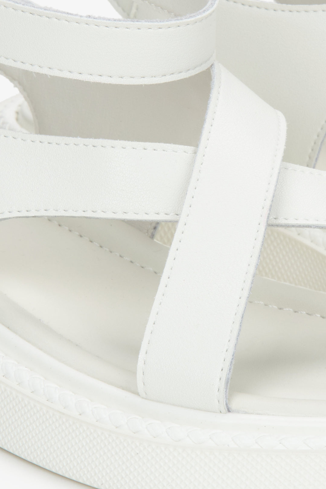 Mlecznobiałe casualowe sandały damskie na grubej podeszwie Estro - zbliżenie na detale.