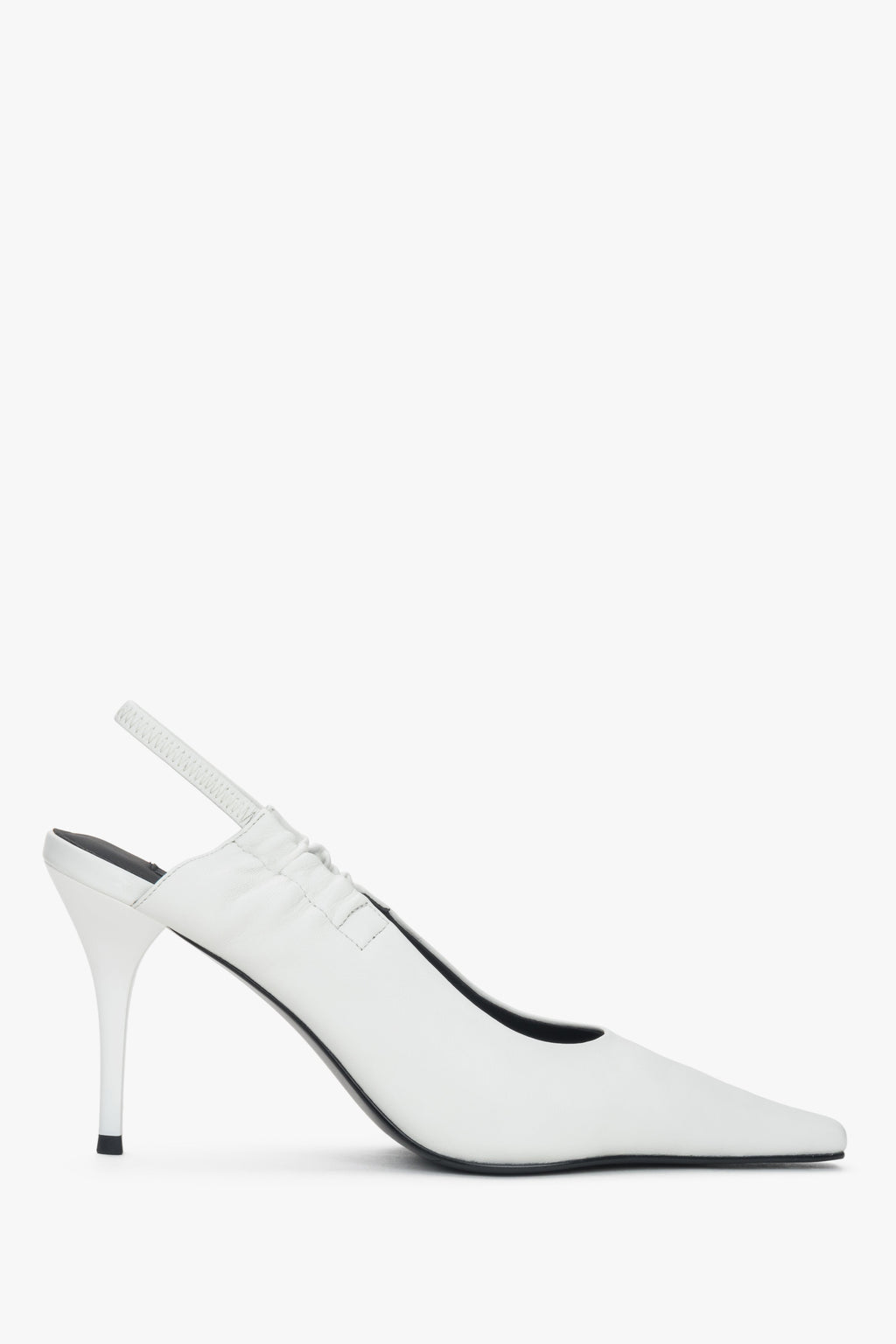 Czółenka damskie mlecznobiałe typu slingback - profil buta.