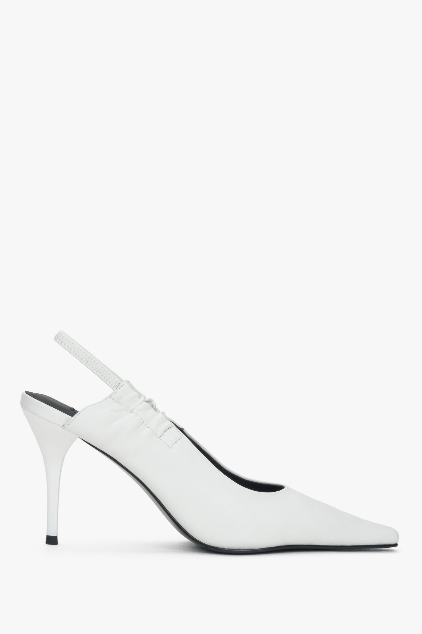 Czółenka damskie mlecznobiałe typu slingback - profil buta.