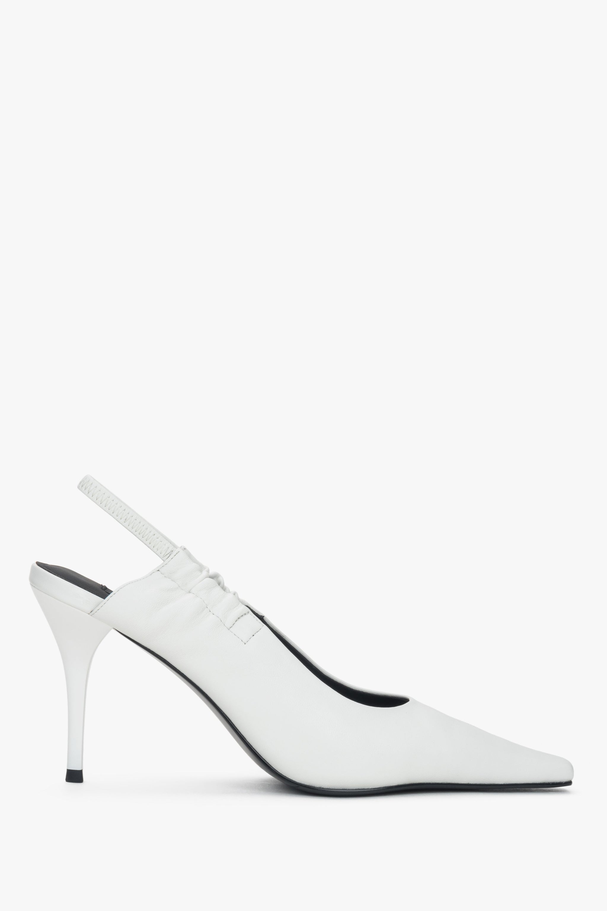 Czółenka damskie mlecznobiałe typu slingback - profil buta.