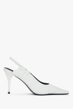 Czółenka damskie mlecznobiałe typu slingback - profil buta.