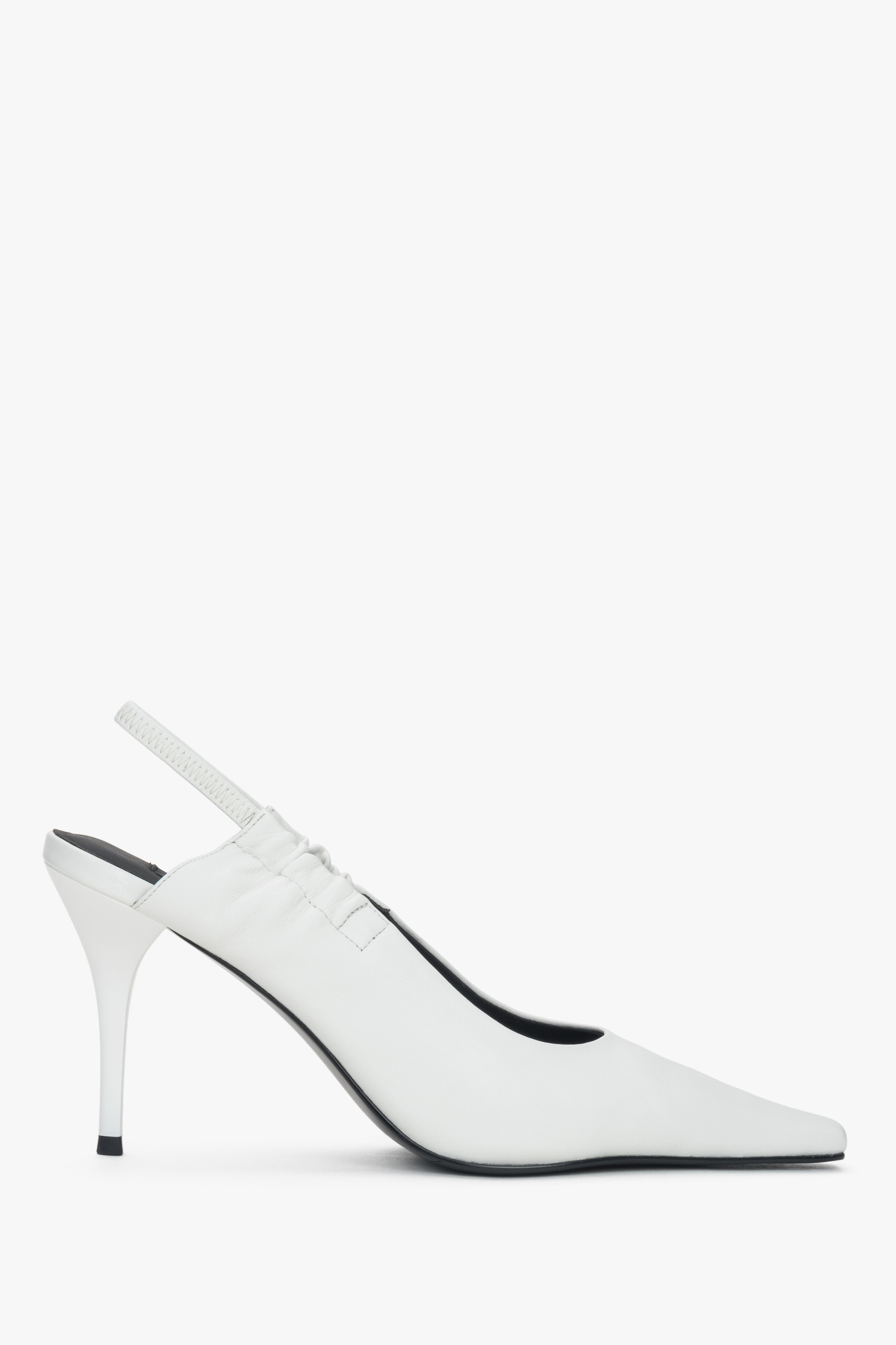 Czółenka damskie mlecznobiałe typu slingback - profil buta.