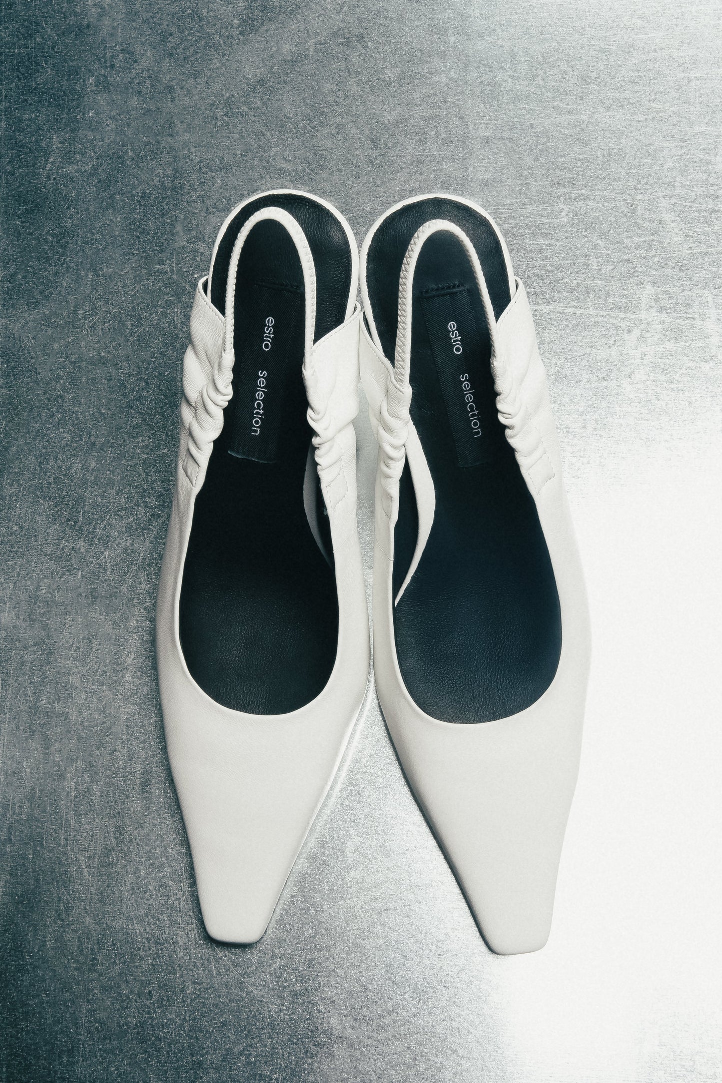 Mlecznobiałe czółenka damskie Estro Selection, z odkrytą piętą, ze skóry naturalnej.