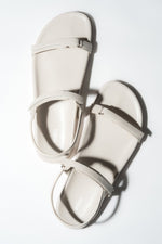 Mlecznobiałe sandały damskie ze skóry naturalnej na płaskiej podeszwie Estro ER00119016.