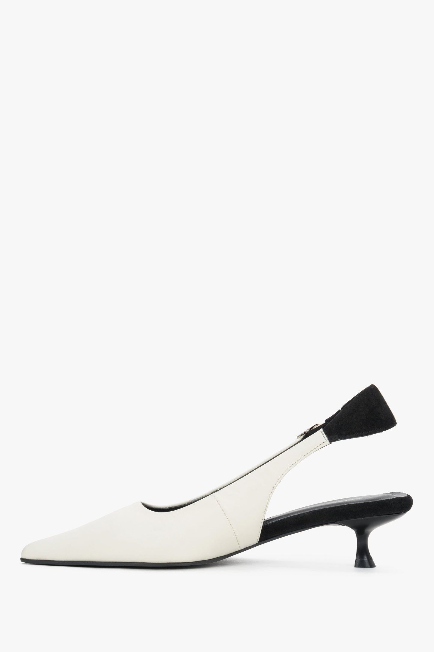 Damskie mlecznobiało-czarne czółenka typu slingback na obcasie kitten heel Estro.