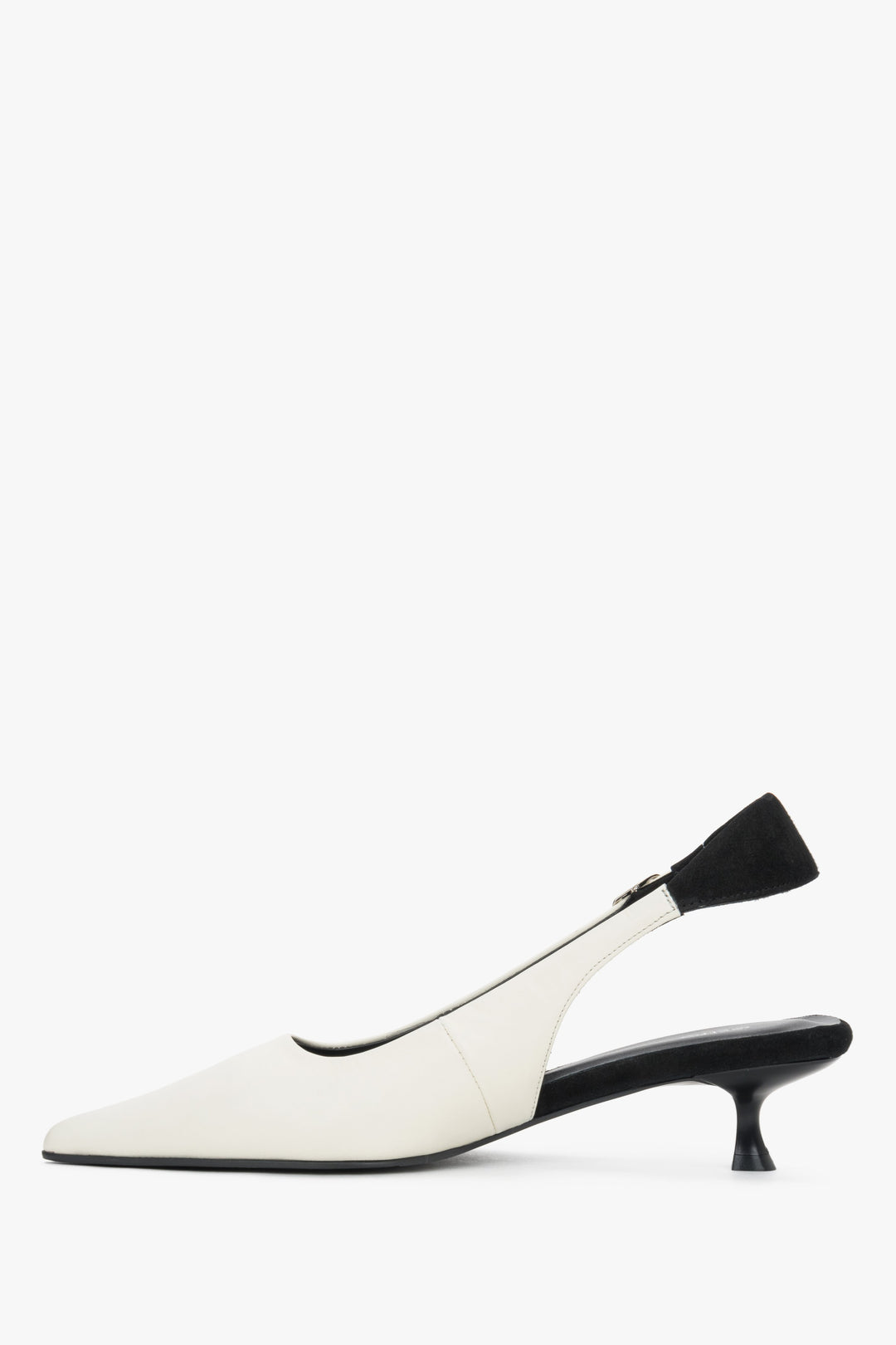 Damskie mlecznobiało-czarne czółenka typu slingback na obcasie kitten heel Estro.