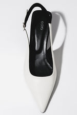 Mlecznobiało - czarne czółenka damskie typu slingback na obcasie kitten heel Estro ER00119766.