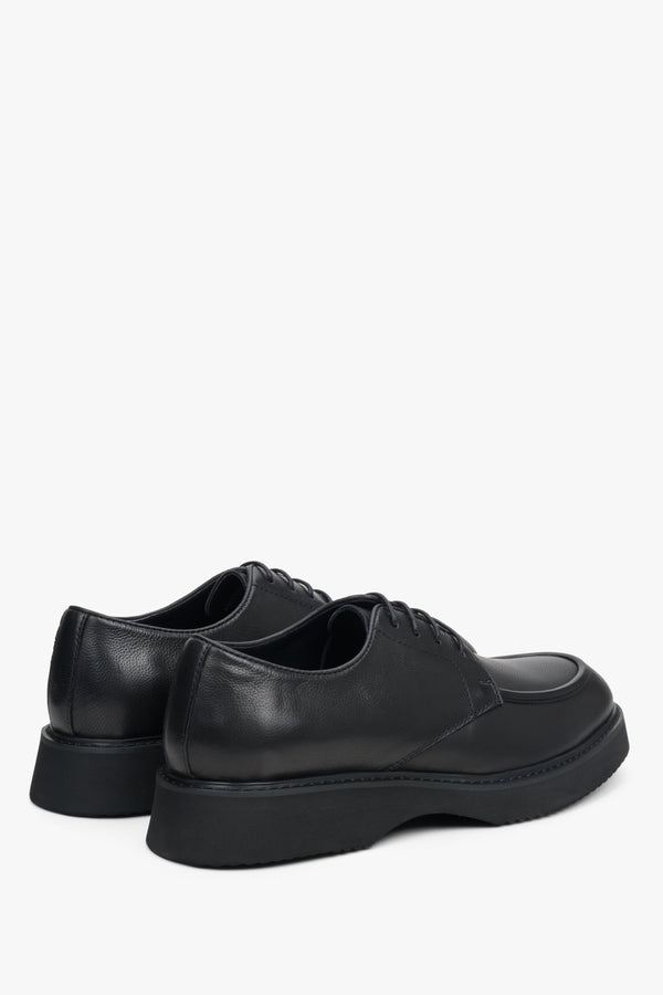 Skórzane półbuty męskie Estro w kolorze czarnym - zbliżenie na zapiętek i linię boczną buta.