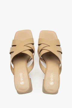 Klapki damskie na klockowym obcasie ze skóry naturalnej w kolorze beżowym - prezentacja modelu z góry.
