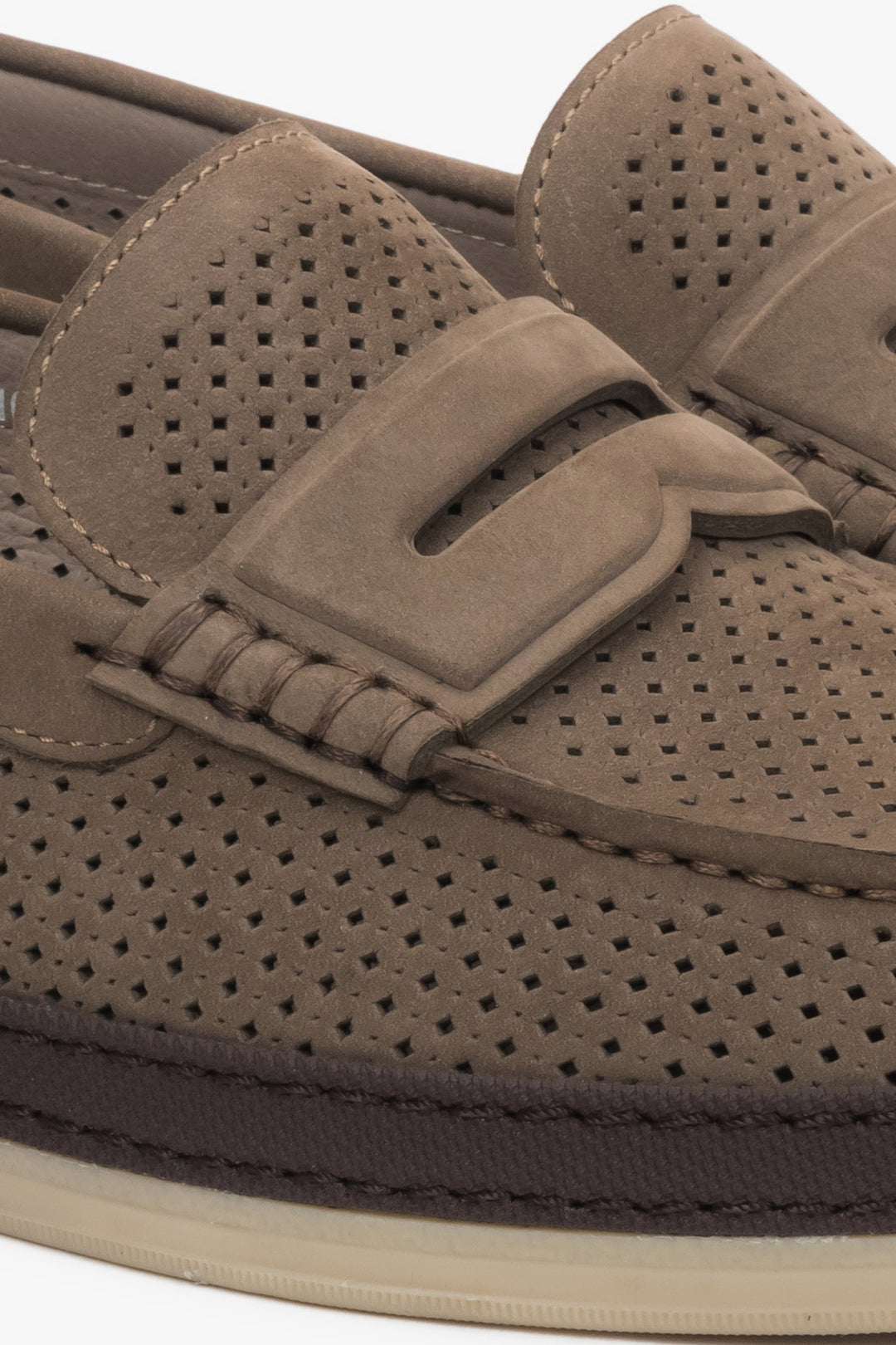 Mokasyny męskie z nubuku naturalnego w kolorze khaki z ozdobną perforacją.