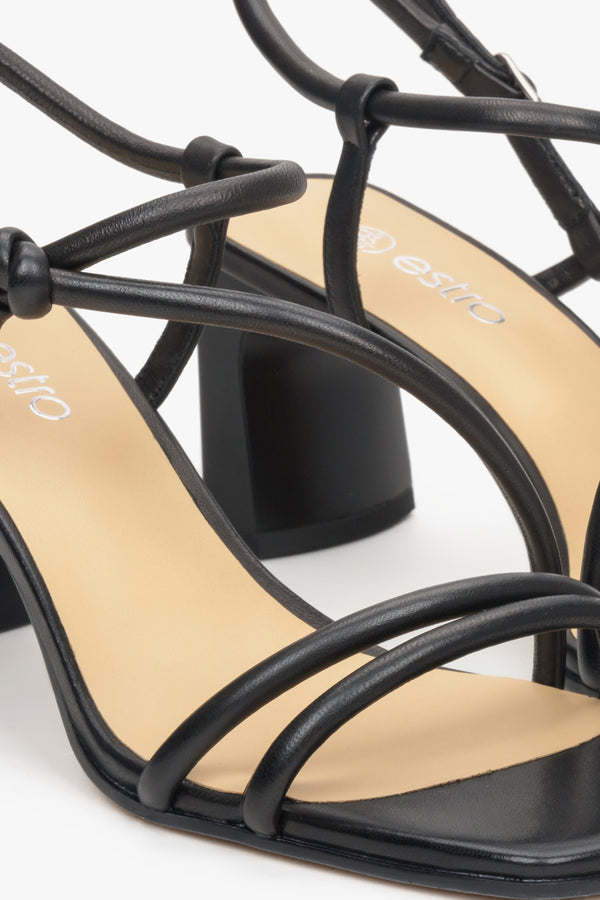 Damskie, skórzane sandały w kolorze czarnym Estro - zbliżenie na detale.