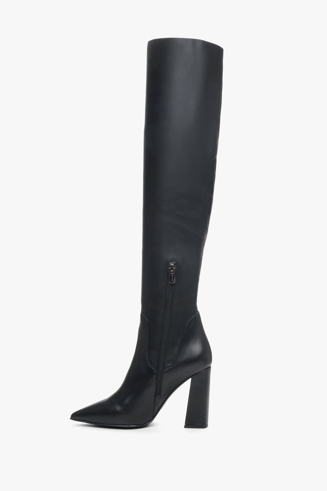 Kozaki damskie wysokie z czubkiem w szpic w kolorze czarnym Estro - profil buta.