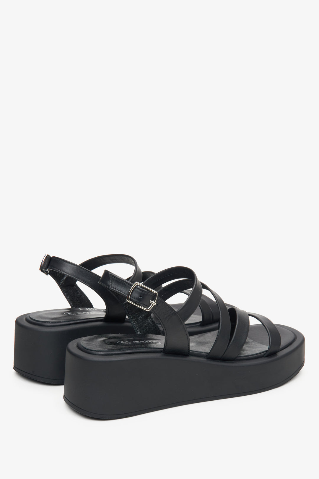 Skórzane czarne sandały damskie na koturnie Estro - zbliżenie na linię boczną i zapiętek buta.