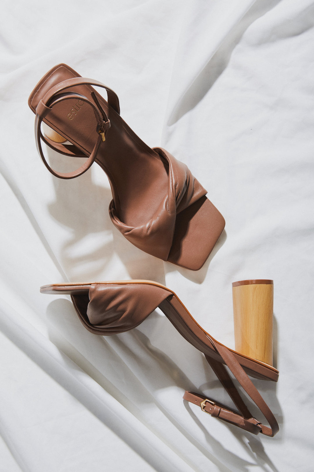 Skórzane sandały damskie na słupku Estro w kolorze brązowym zapinane na kostce.