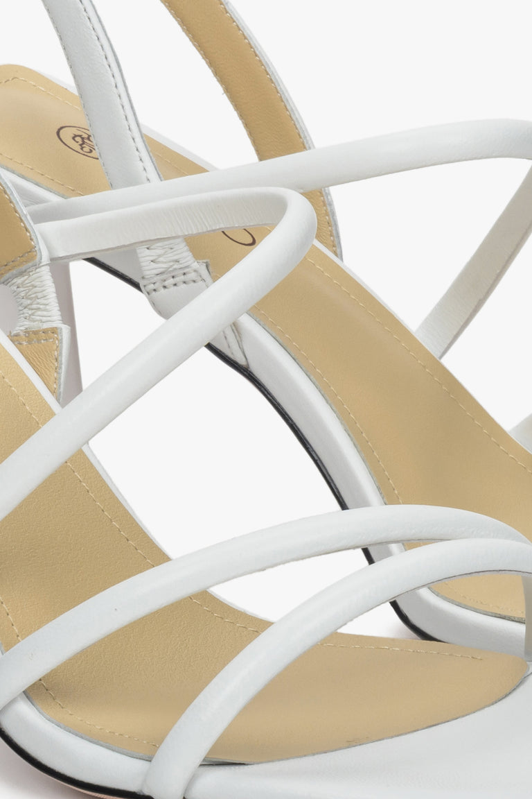Sandały damskie białe z cienkich pasków Estro - zbliżenie na detale.