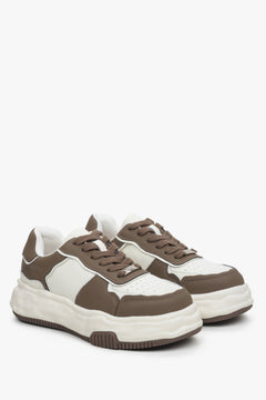 Sneakersy damskie brązowo-białe Estro.