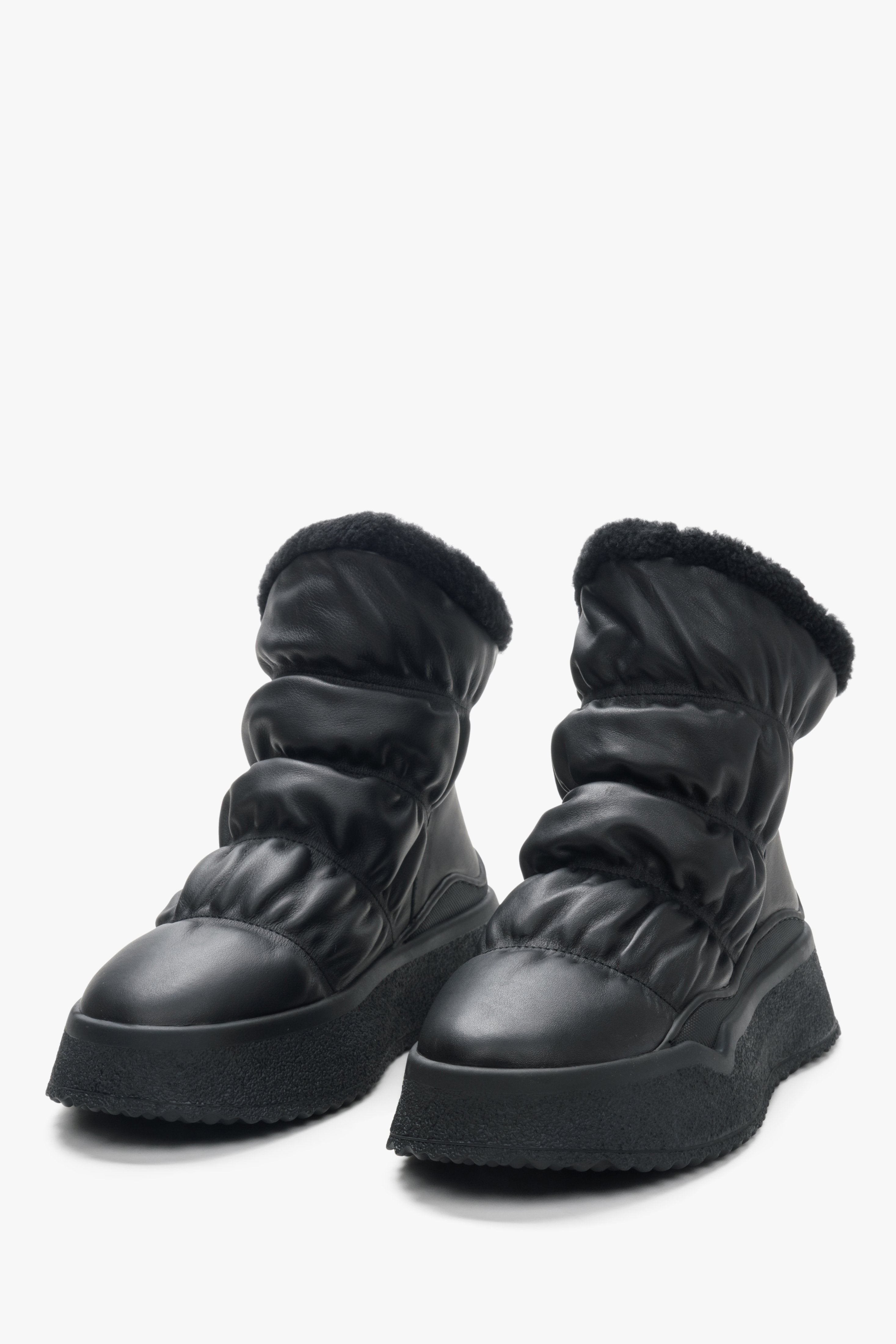 Czarne śniegowce damskie ze skóry naturalnej z futrzanym wsadem Estro - zbliżenie na czubek buta.