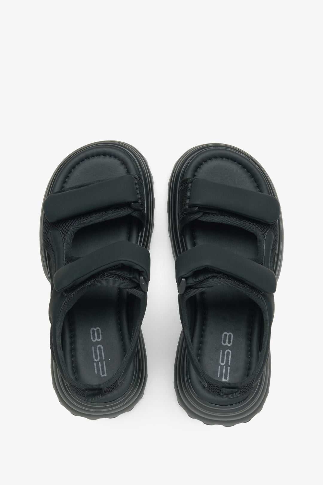 Damskie czarne sandały o sportowym kroju na rzep - prezentacja modelu z góry.