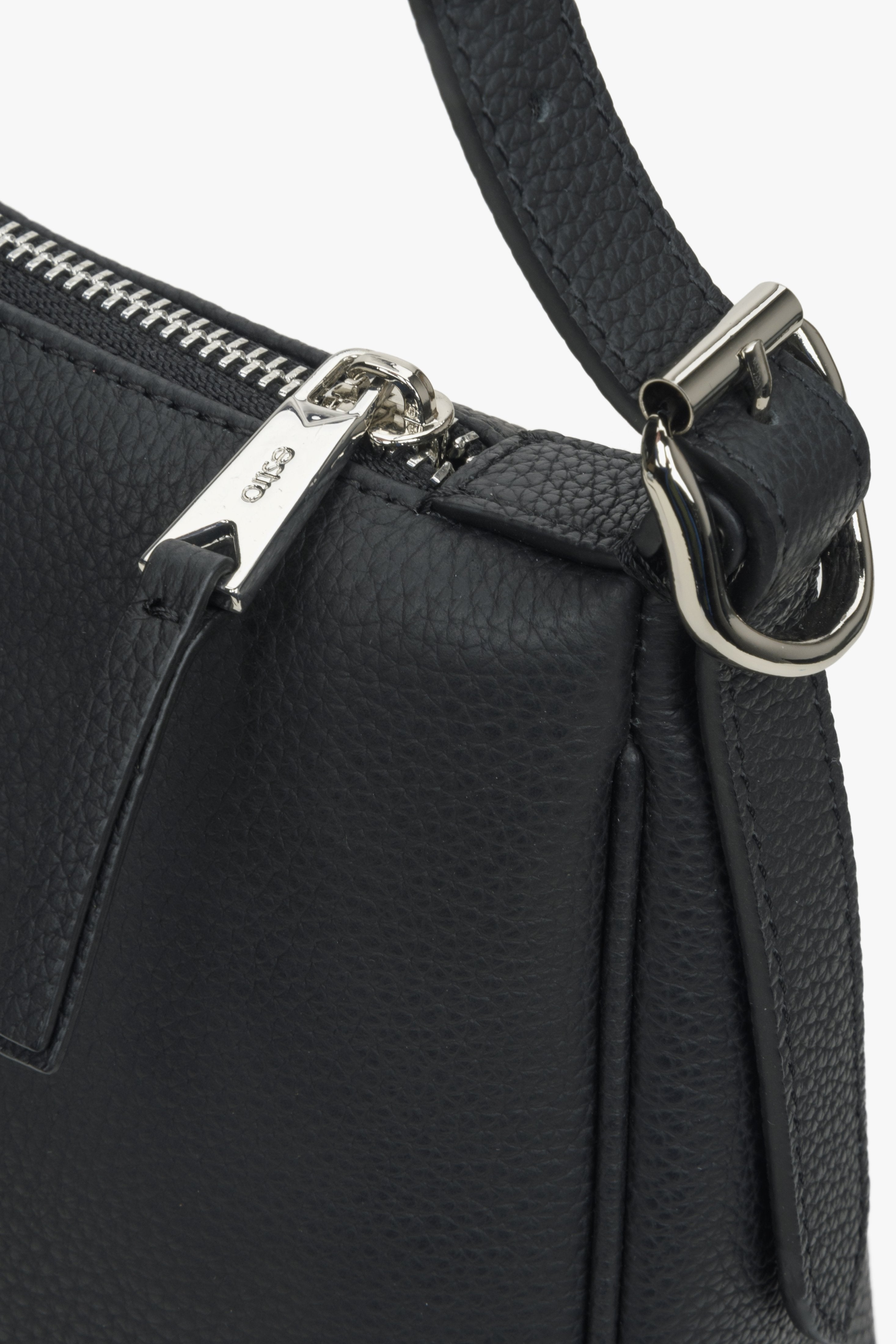 Skórzana torebka na ramię w kolorze czarnym - zbliżenie na detale.