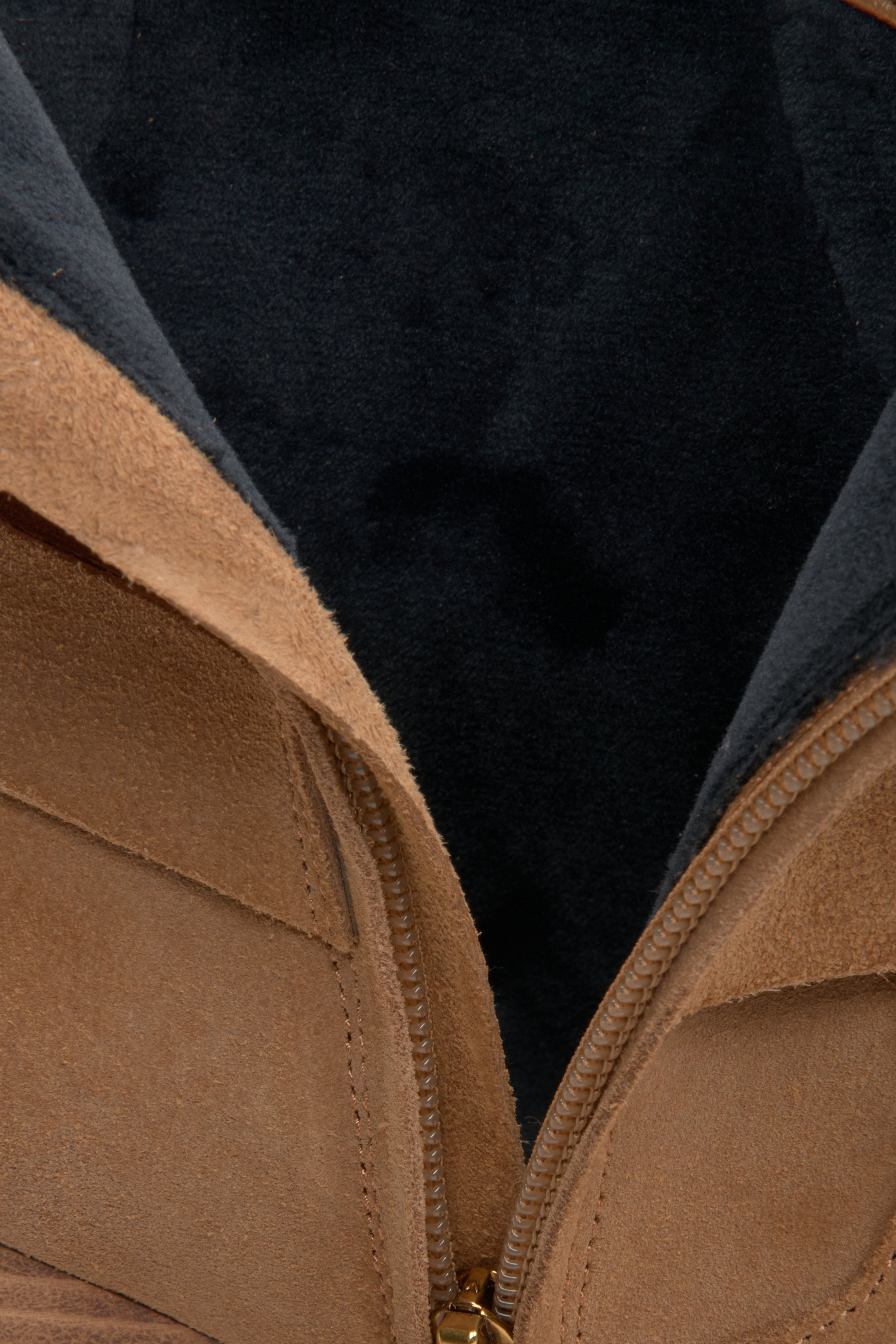 Zamszowe niskie kowbojki damskie Estro w kolorze brązowym - zbliżenie do wnętrza buta.