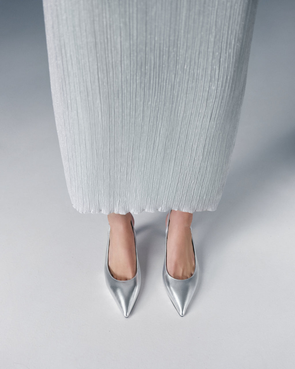 Srebrne czółenka damskie typu slingback ze skóry naturalnej Estro X MustHave - prezentacja w pełnej stylizacji.