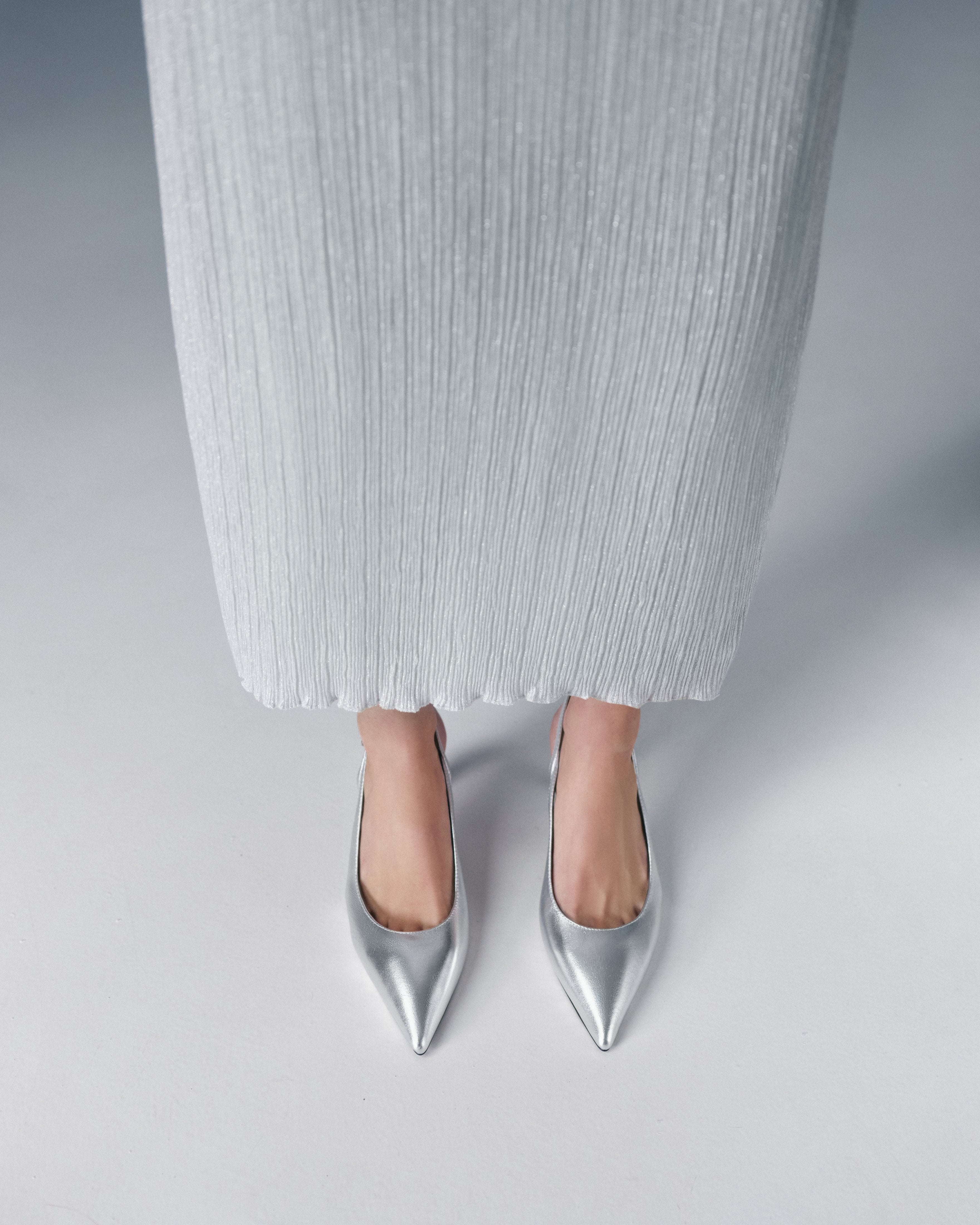 Srebrne czółenka damskie typu slingback ze skóry naturalnej Estro X MustHave - prezentacja w pełnej stylizacji.