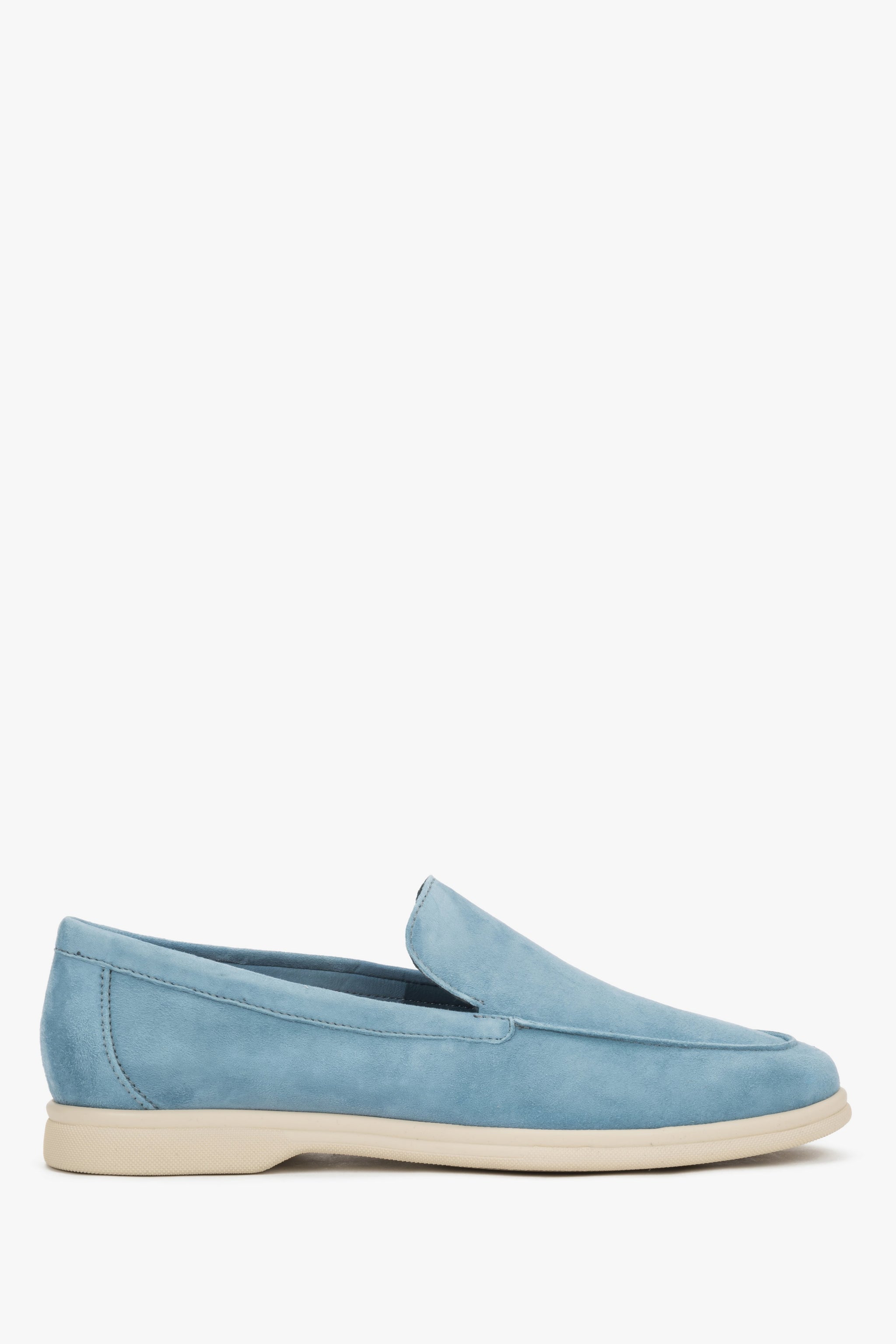 Loafersy damskie welurowe w kolorze niebieskim Frau – prezentacja czubka buta z eleganckim przeszyciem oraz przyszwy bocznej.