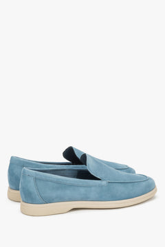 Loafersy damskie welurowe w kolorze niebieskim Frau - zbliżenie na zapiętek i przyszwę boczną obuwia.