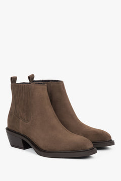 Niskie brązowe kowbojki z naturalnego włoskiego weluru, na stabilnym obcasie, model ER00118735.