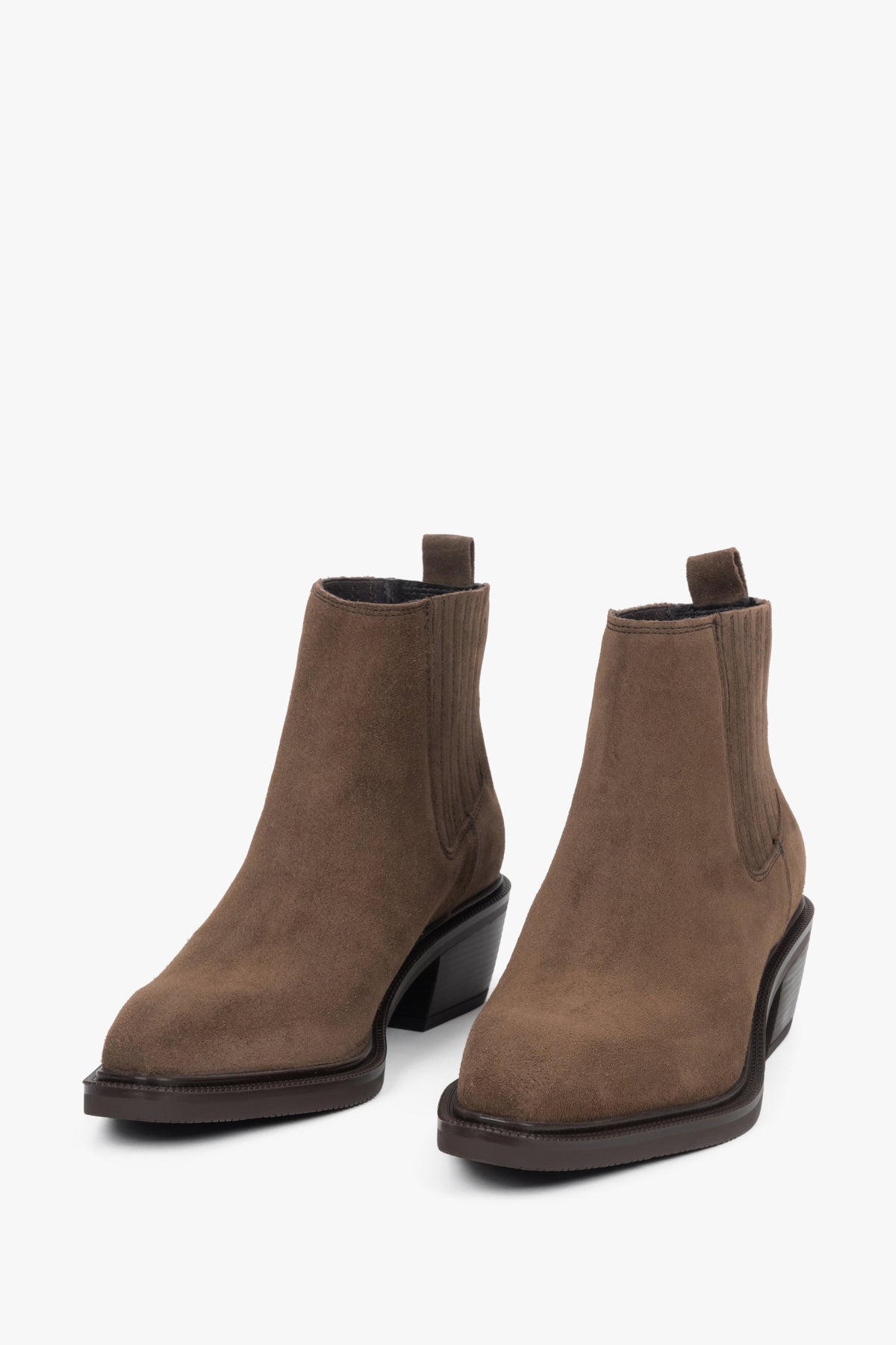 Damskie kowbojki Estro w odcieniu brązu, wykonane z miękkiego weluru, z charakterystycznym ściętym obcasem.