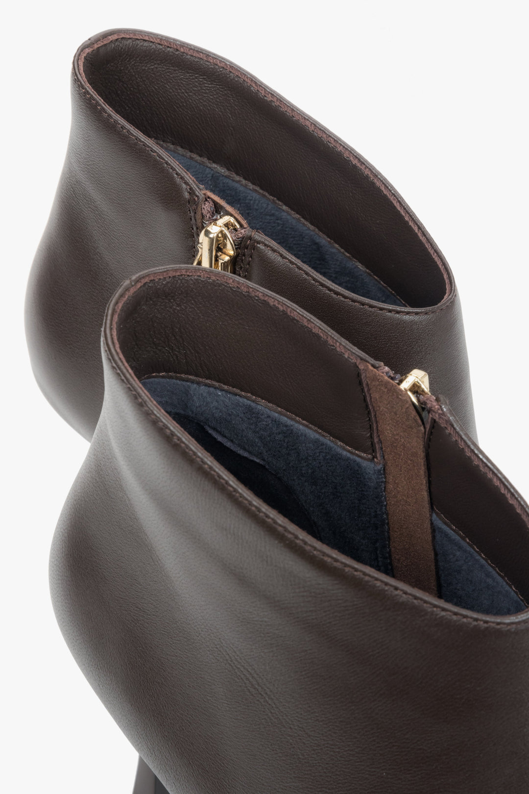 Z czubkiem w szpic, niskie, ciemnobrązowe botki damskie na szpilce ze skóry naturalnej Estro.