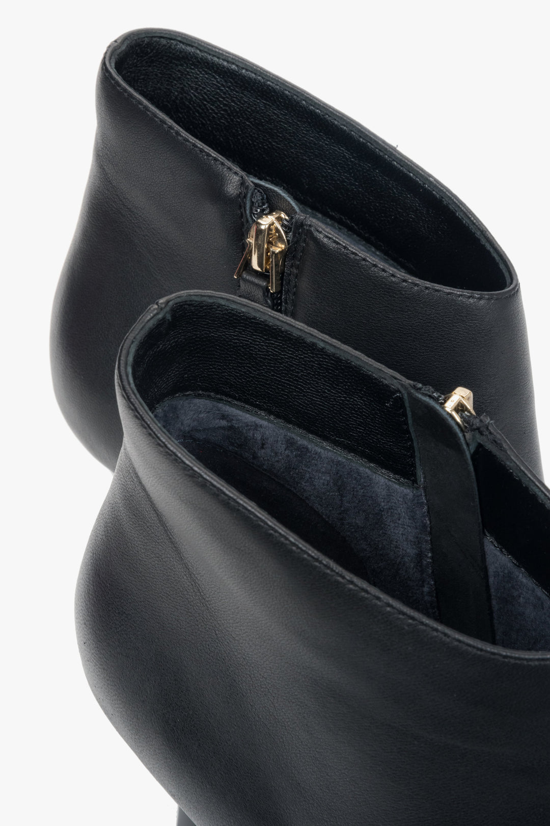 Damskie niskie, czarne botki na szpilce ze skóry naturalnej z czubkiem w szpic Estro.