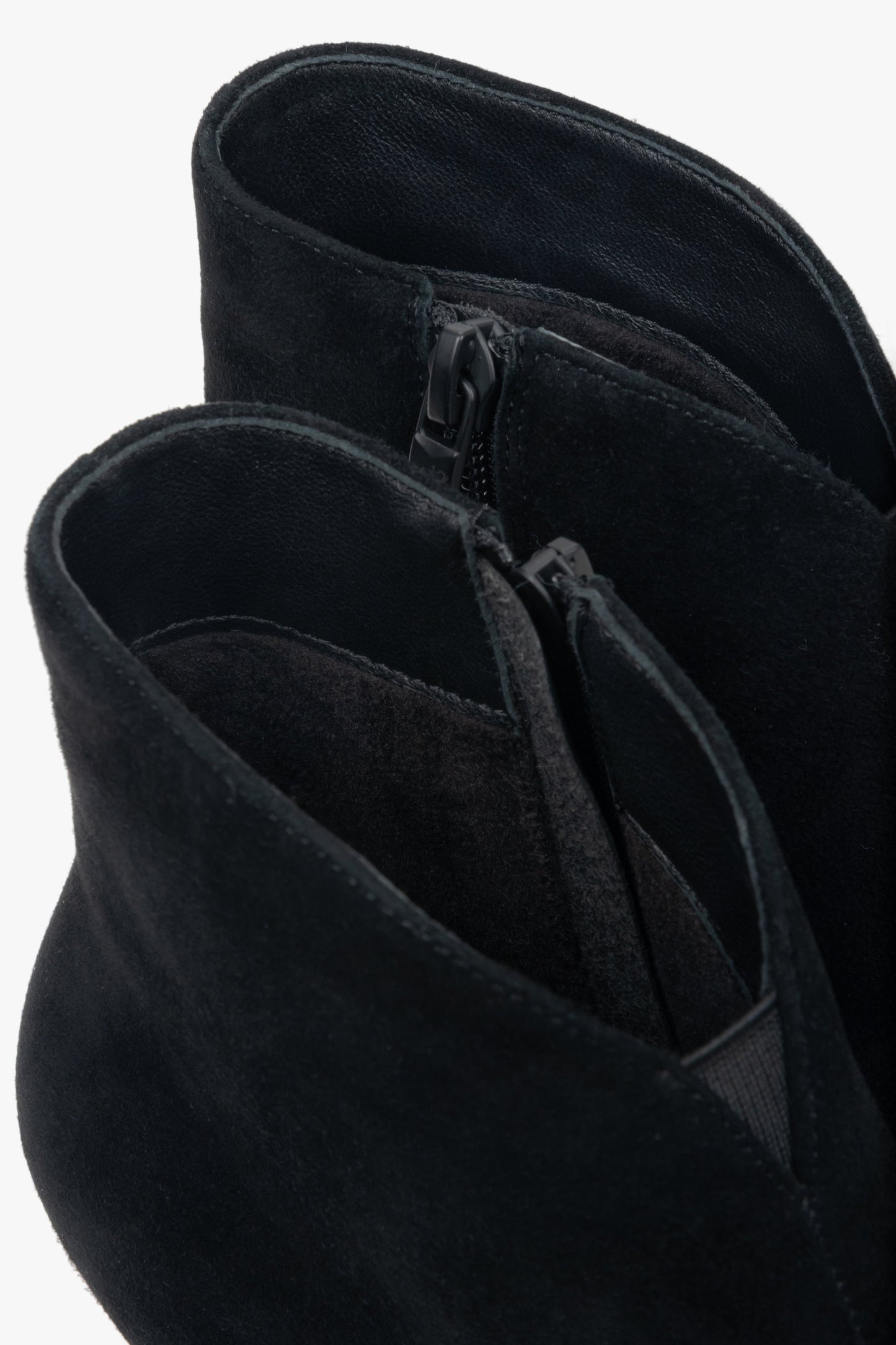 Z weluru naturalnego, niskie, czarne botki damskie na obcasie kielichowym Estro.