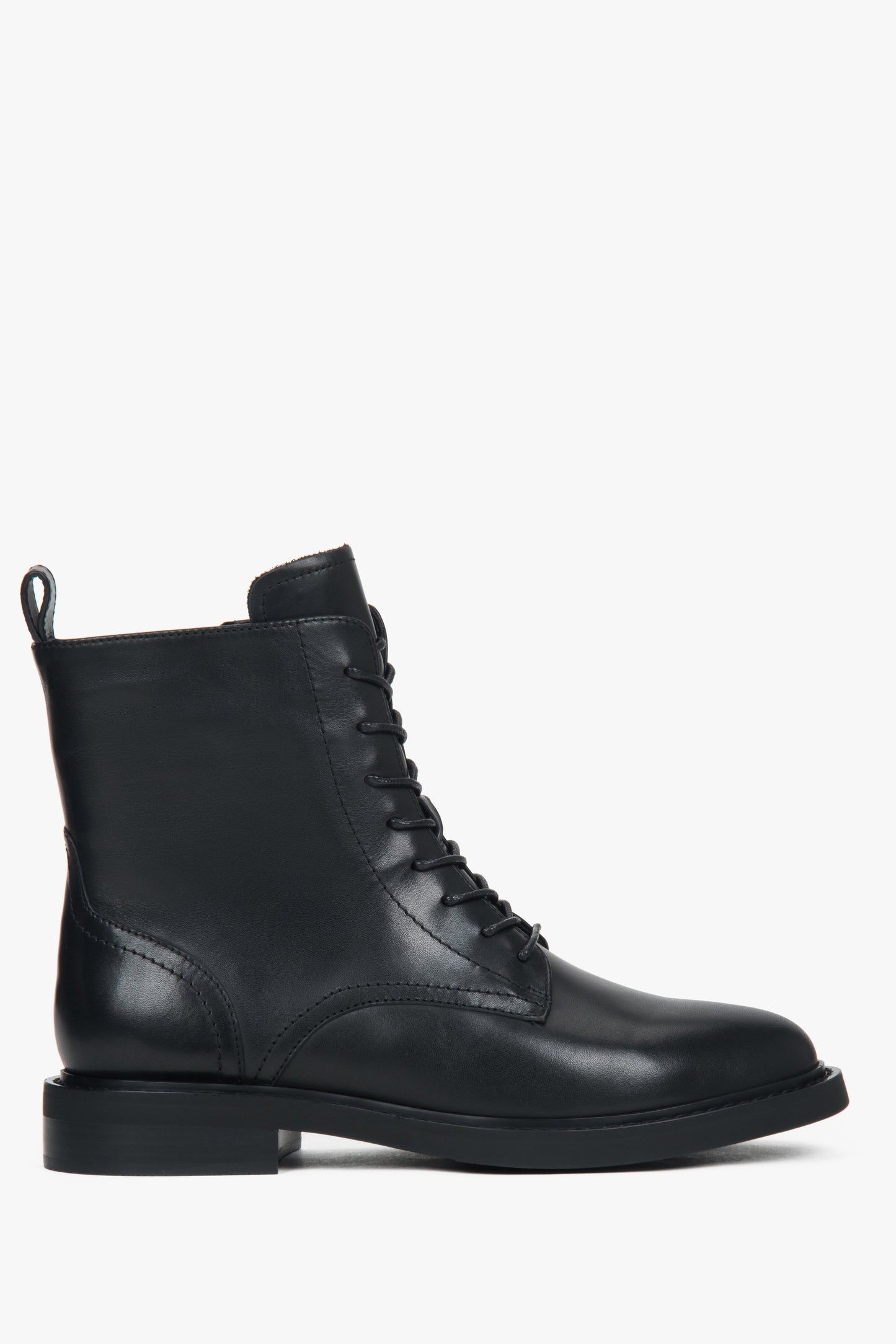 Niskie czarne trzewiki damskie ze skóry naturalnej z ozdobnym sznurowaniem Estro ER00118724.