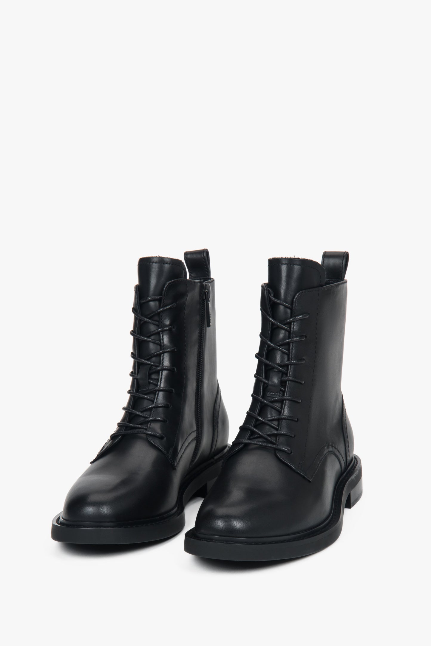 Damskie niskie, czarne trzewiki ze skóry naturalnej z ozdobnym sznurowaniem Estro.