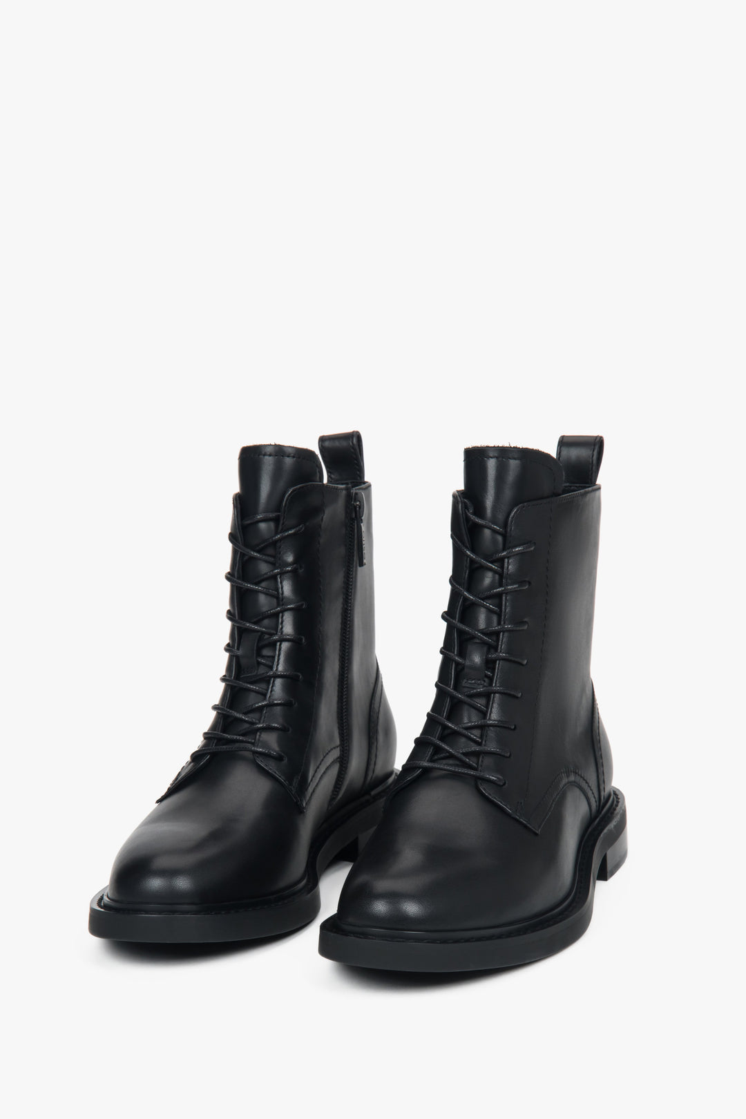 Damskie niskie, czarne trzewiki ze skóry naturalnej z ozdobnym sznurowaniem Estro.