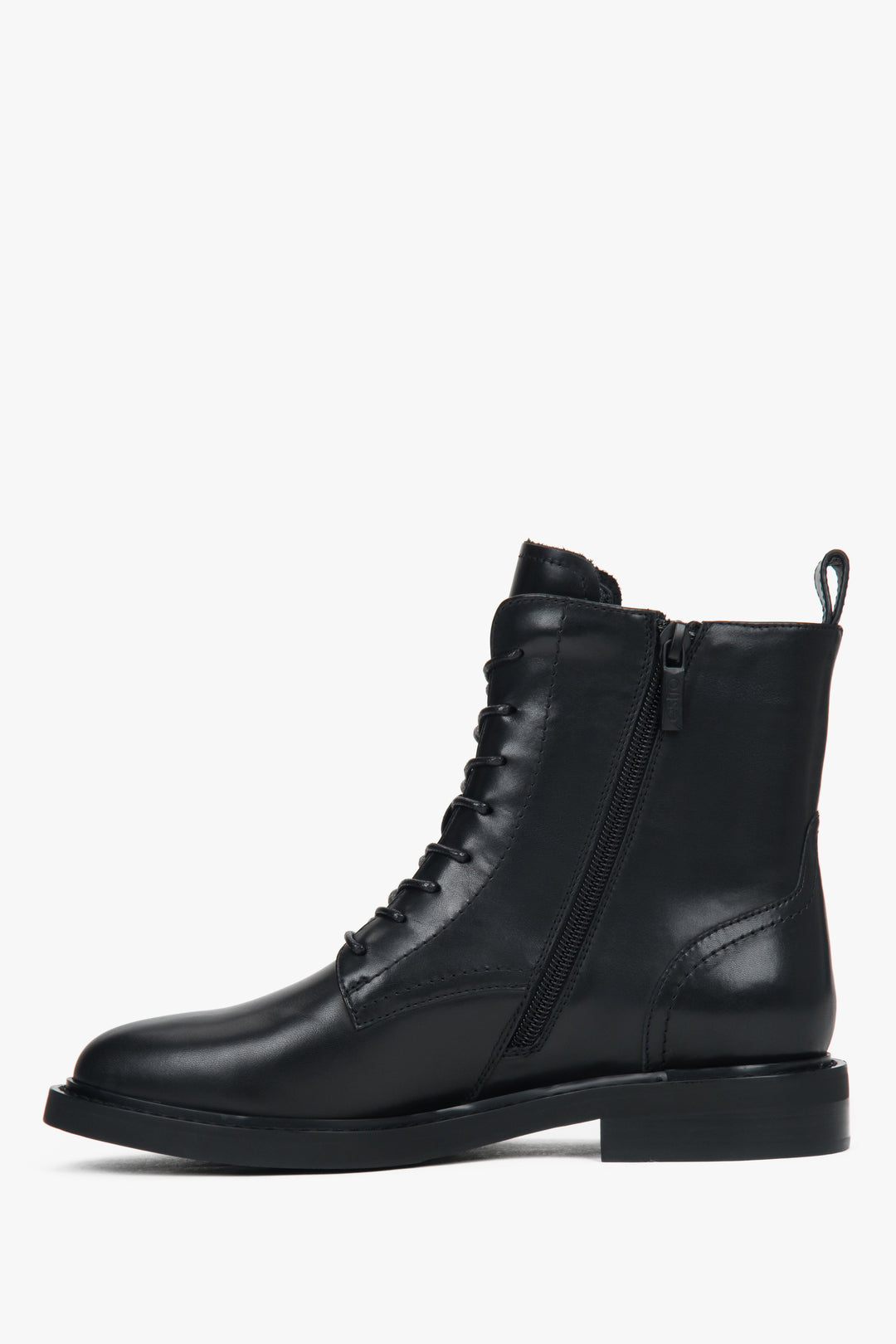 Trzewiki damskie Estro, niskie, czarne, ze skóry naturalnej, z ozdobnym sznurowaniem.