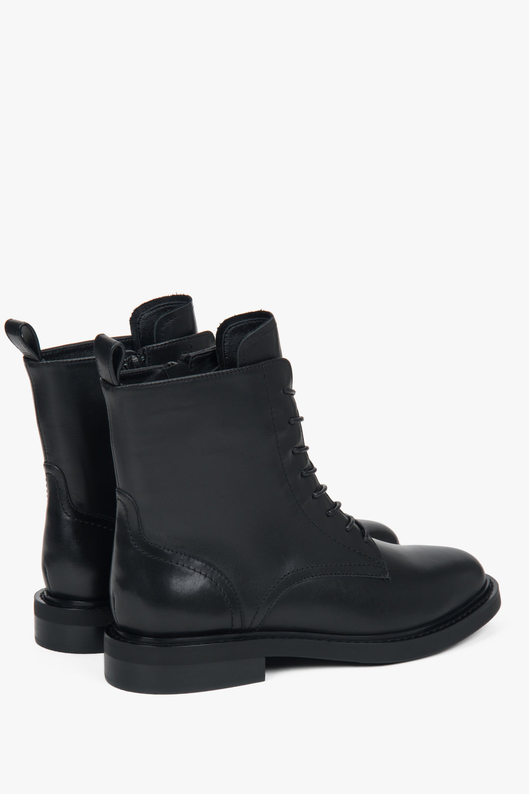 Ze skóry naturalnej, niskie, czarne trzewiki damskie z ozdobnym sznurowaniem Estro.