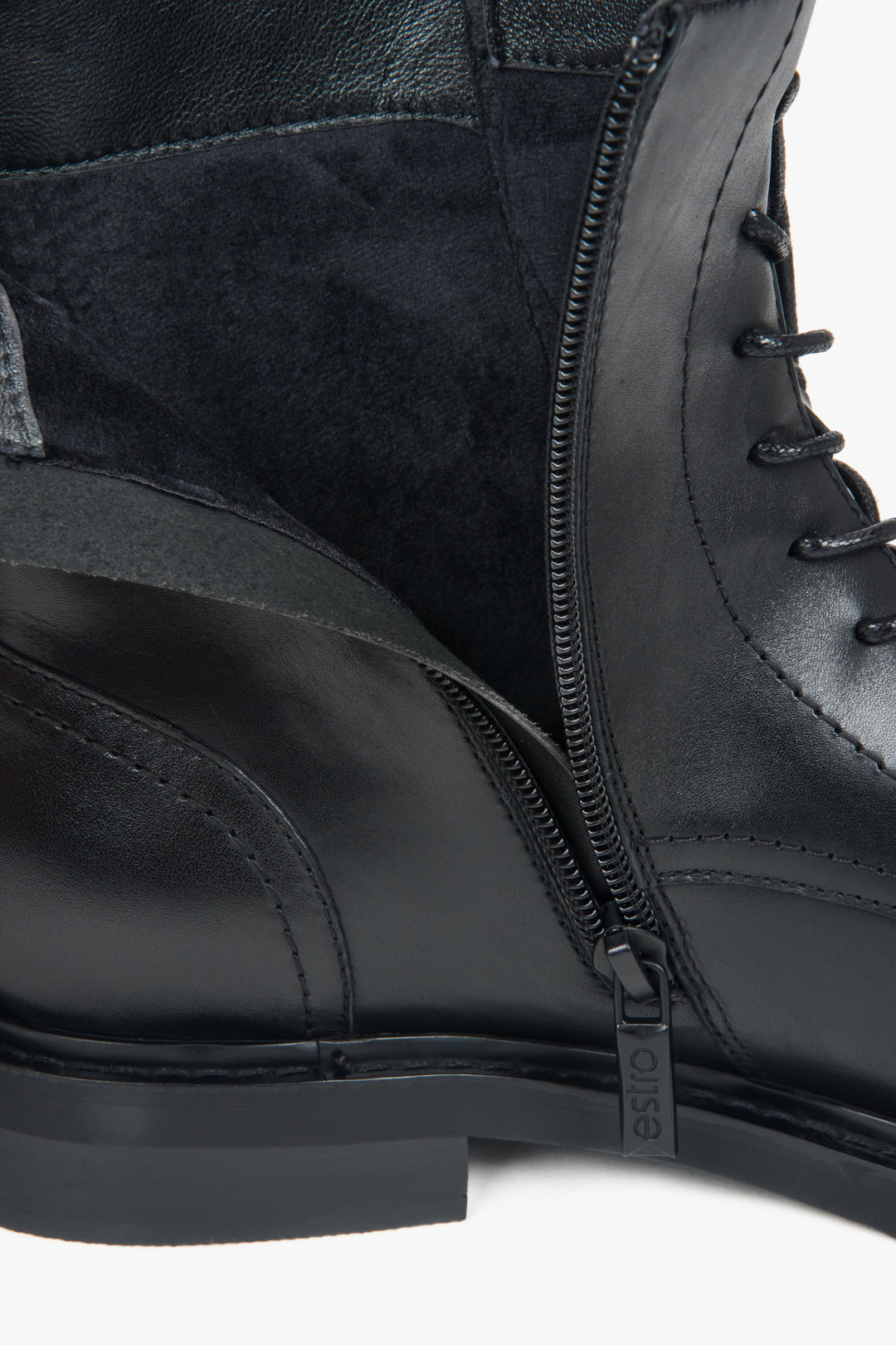 Z ozdobnym sznurowaniem, niskie, czarne trzewiki damskie ze skóry naturalnej Estro.