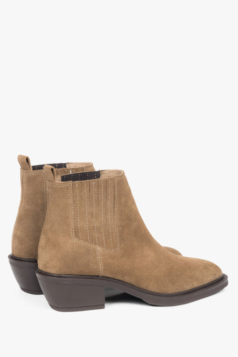 Jasnobrązowe, welurowe kowbojki damskie za kostkę.