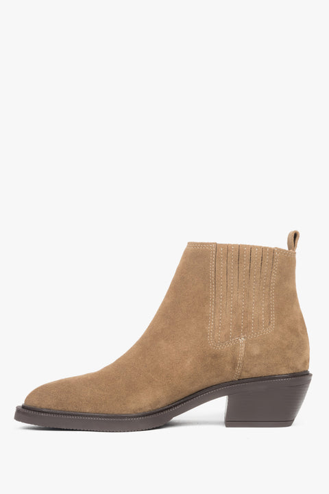 Eleganckie kowbojki damskie wykonane z wysokiej jakości włoskiego weluru naturalnego w odcieniu jasnego brązu.