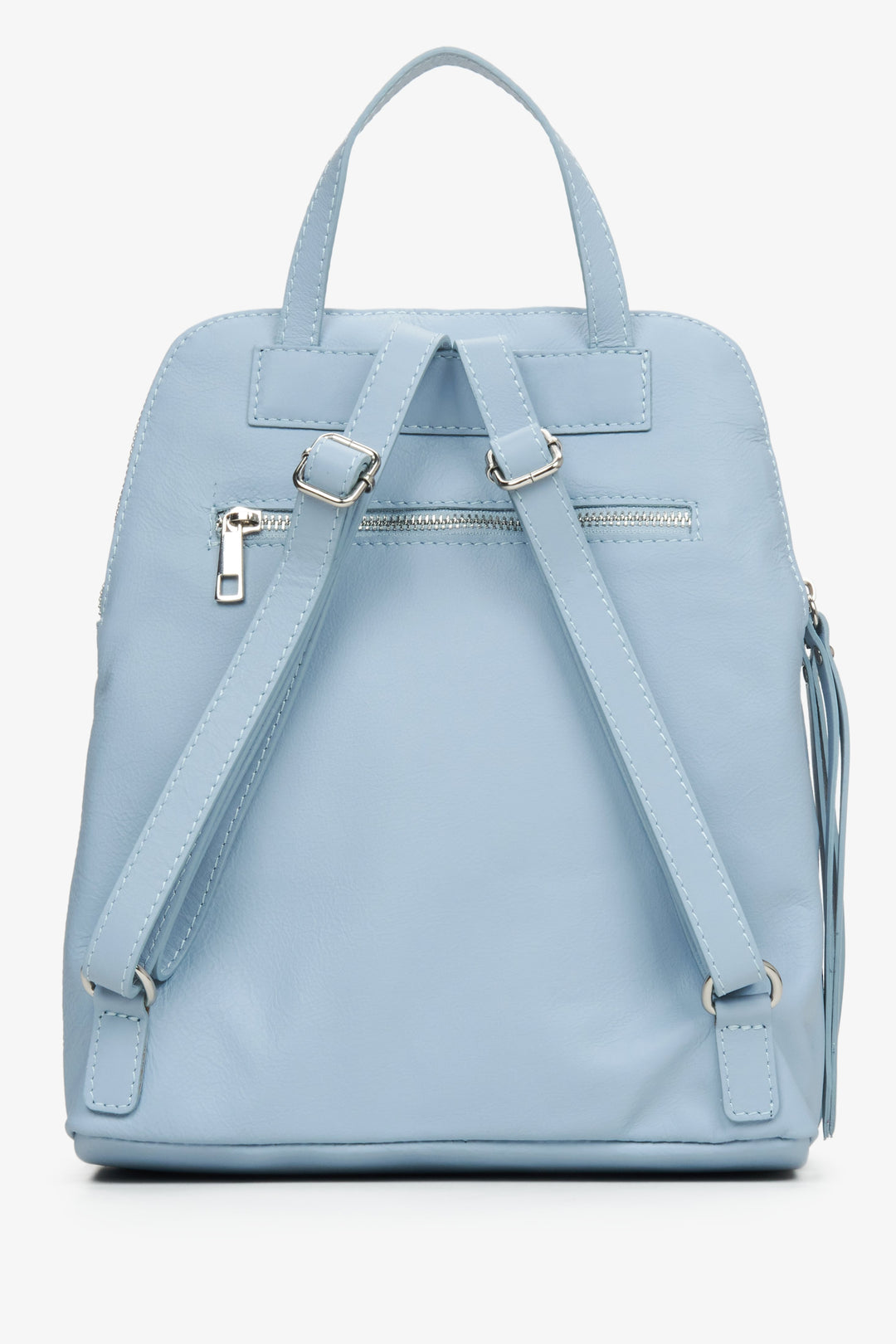 Skórzany, jasnoniebieski plecak damskie marki Estro - zbliżenie na tył modelu.