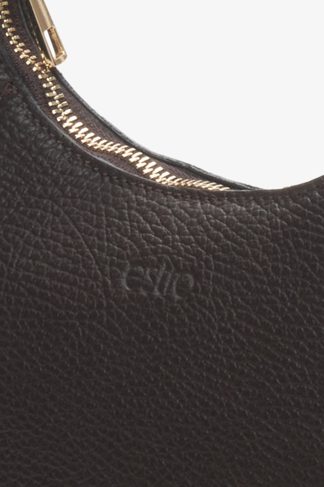 Skórzana torebka damska na ramię w kolorze ciemnobrązowym Estro - zbliżenie na detal.