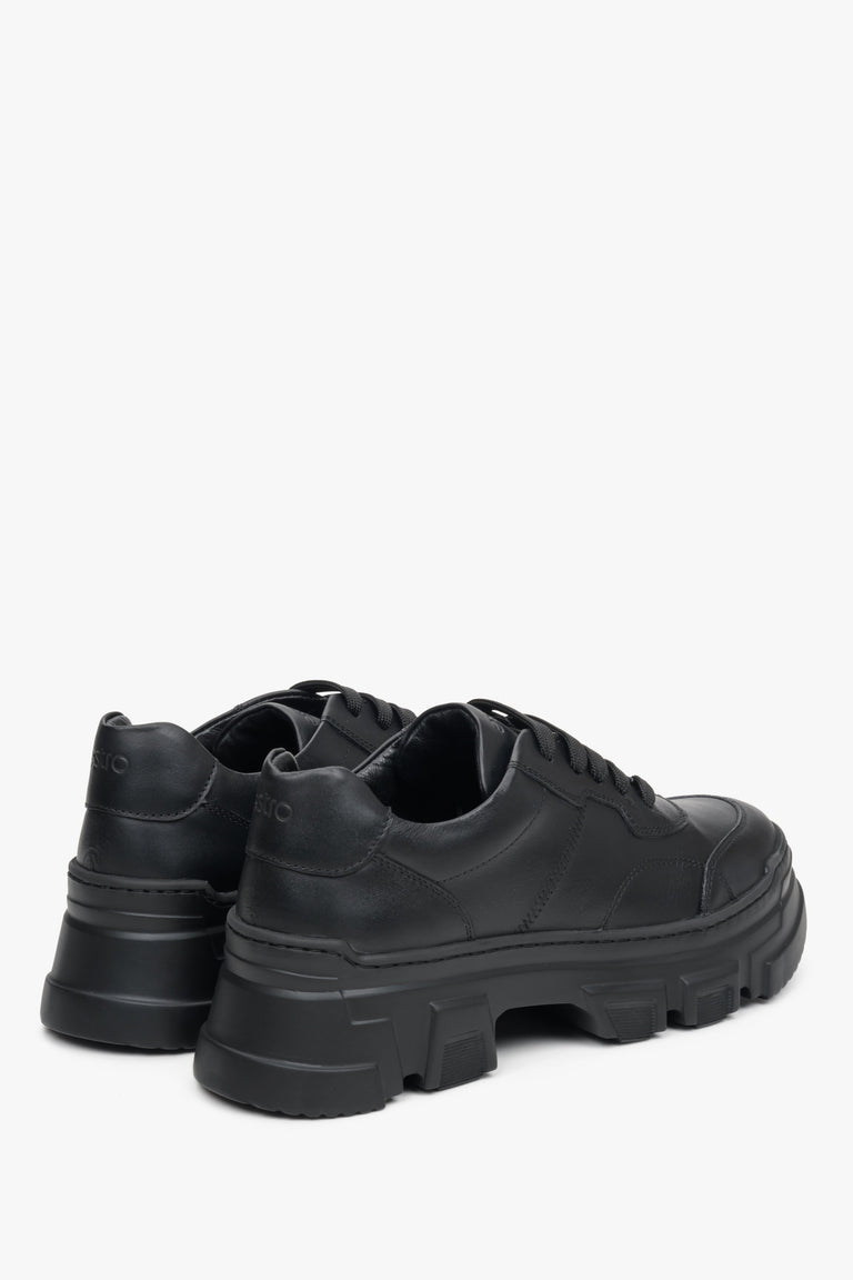 Czarne sneakersy damskie Estro na masywnej podeszwie ze skóry naturalnej - zbliżenie na zapiętek i linię boczną butów.